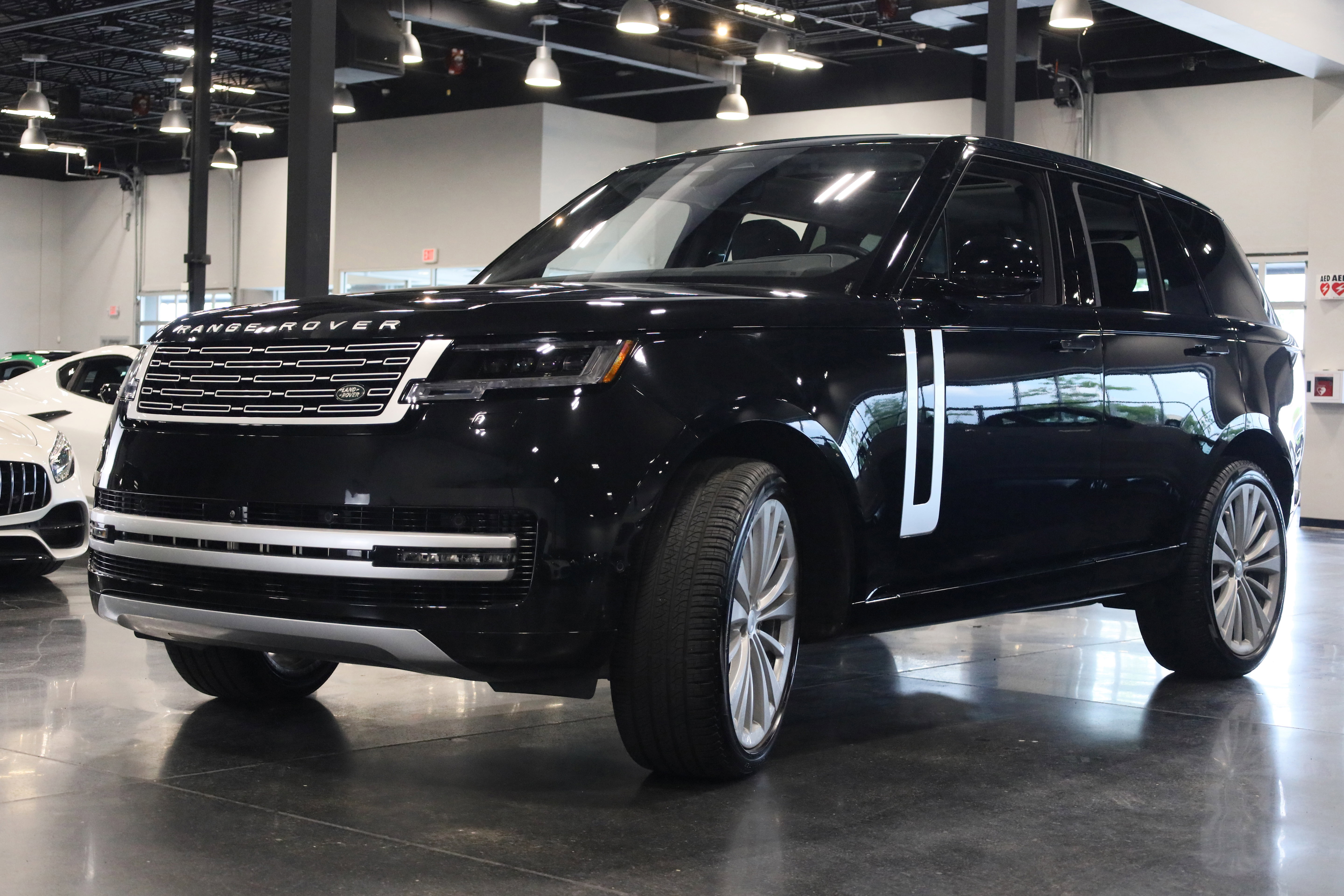 Used 2023 Land Rover Range Rover First Edition image 3
