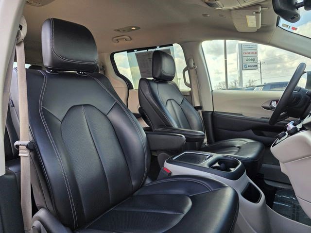 Used 2023 Chrysler Pacifica Touring-L FWD image 20