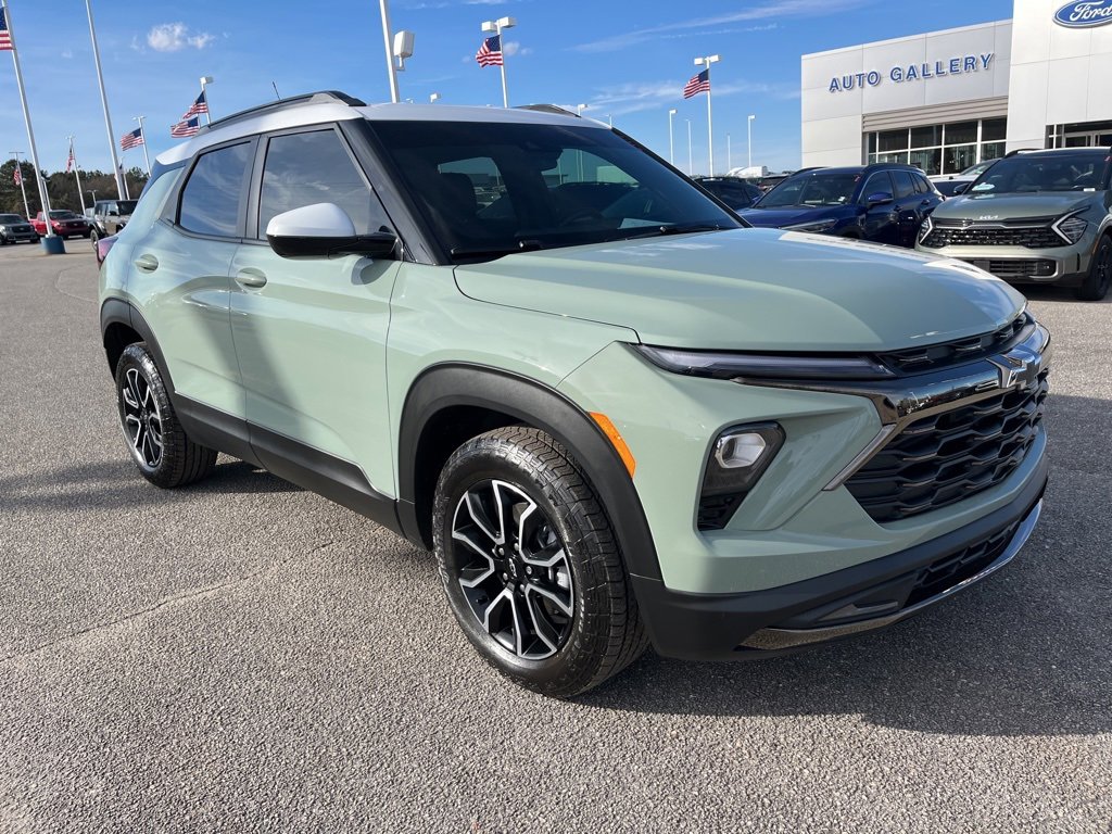 Used 2025 Chevrolet TrailBlazer ACTIV w/ Driver Confidence Package image 3