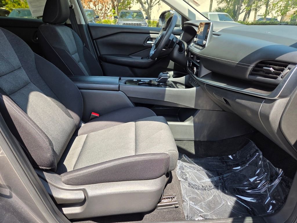 Used 2024 Nissan Rogue SV image 10