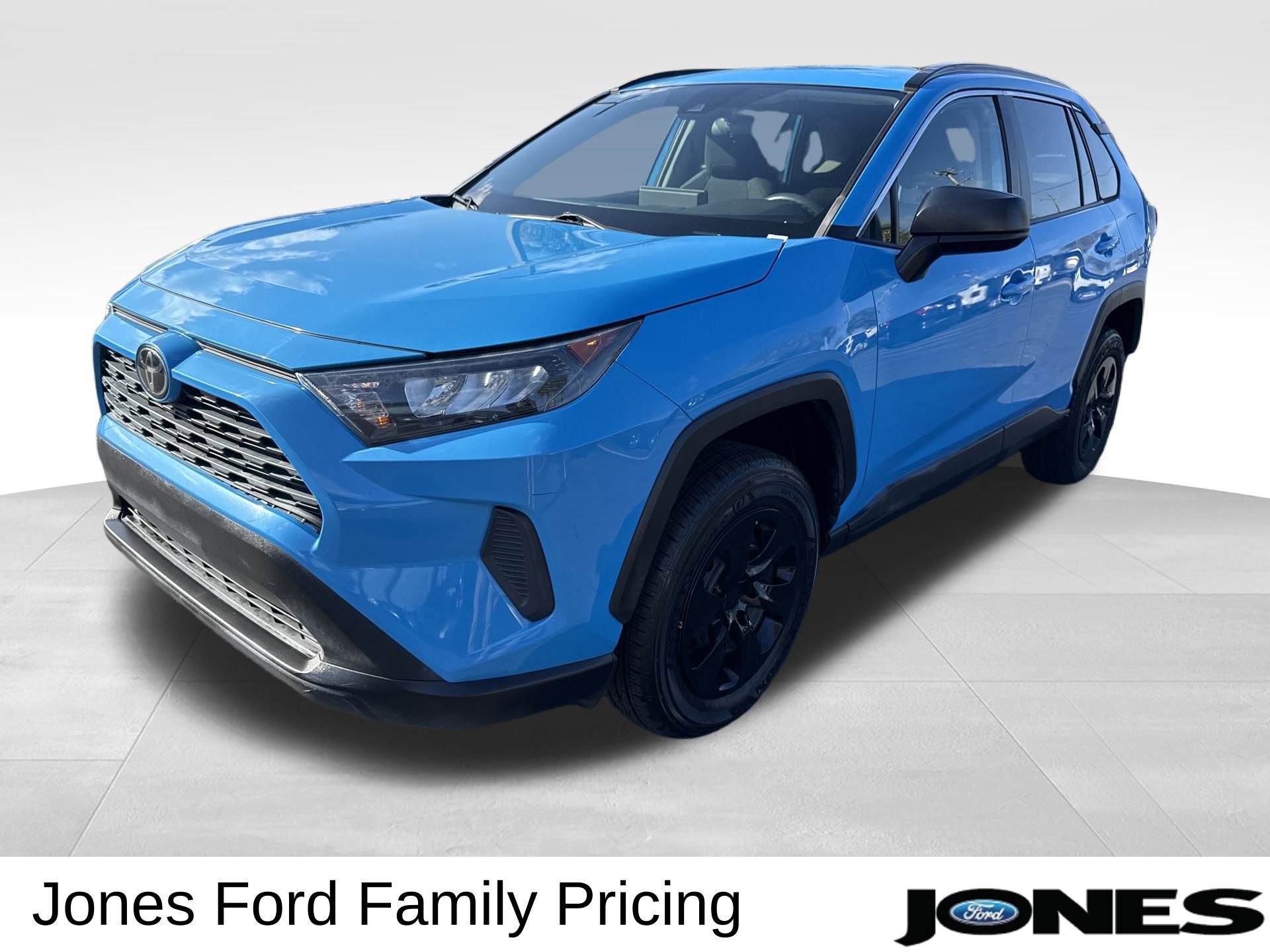 Used 2019 Toyota RAV4 LE video 3