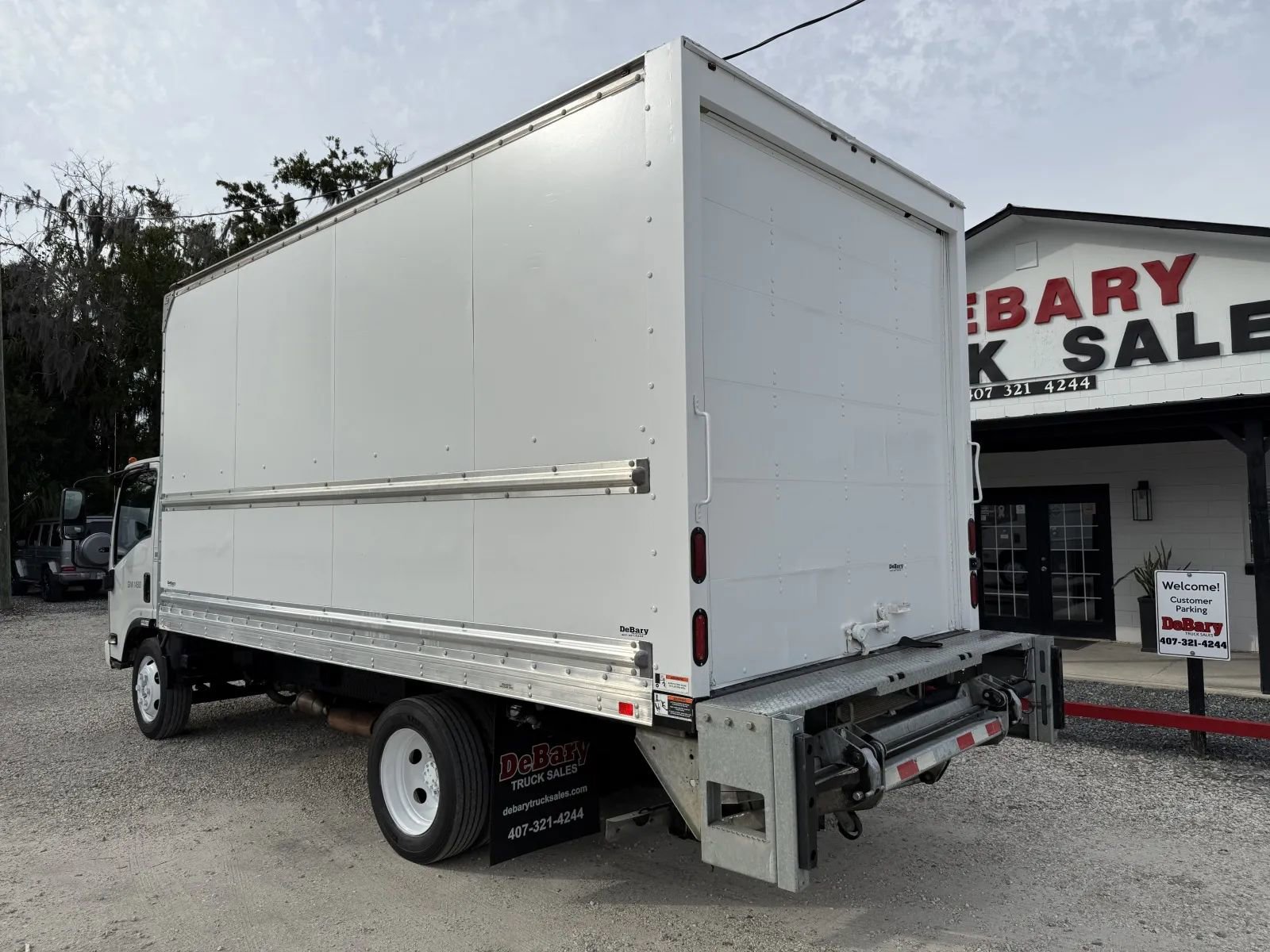Used 2020 Isuzu NPR image 5
