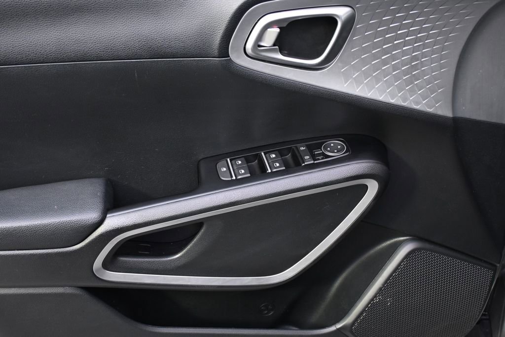 Used 2025 Kia Soul LX w/ LX Technology Package FWD image 21