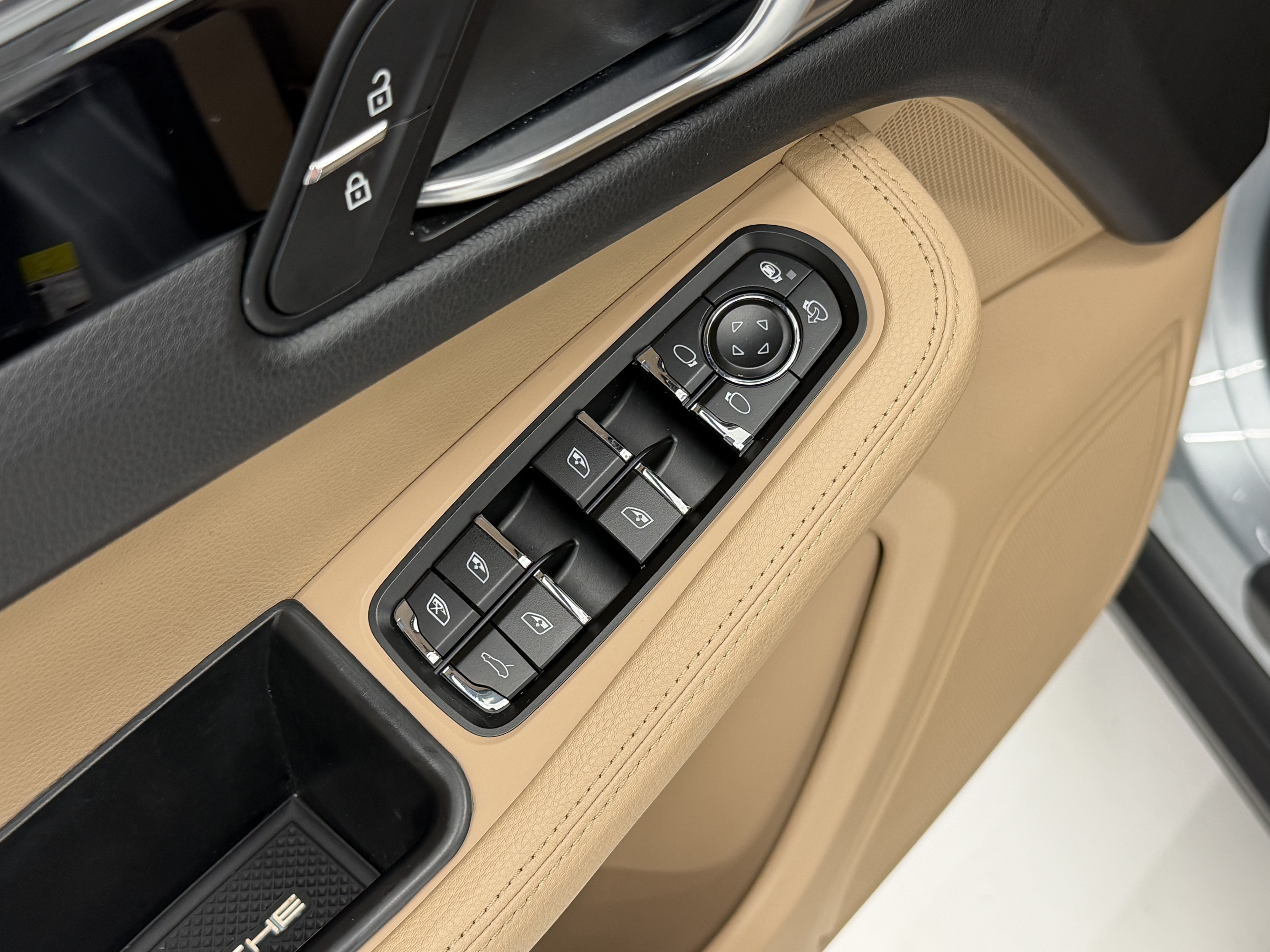 Certified 2021 Porsche Macan AWD/4WD image 27