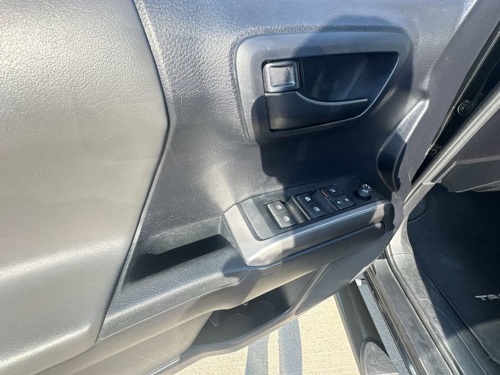 Used 2020 Toyota Tacoma SR5 AWD/4WD image 23