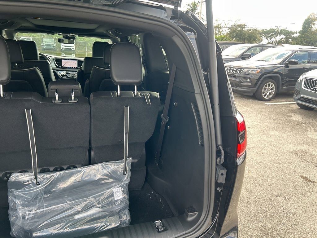 New 2026 Chrysler Pacifica Select FWD image 32