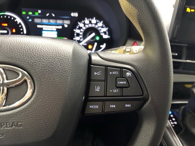 Used 2025 Toyota Sienna LE image 16