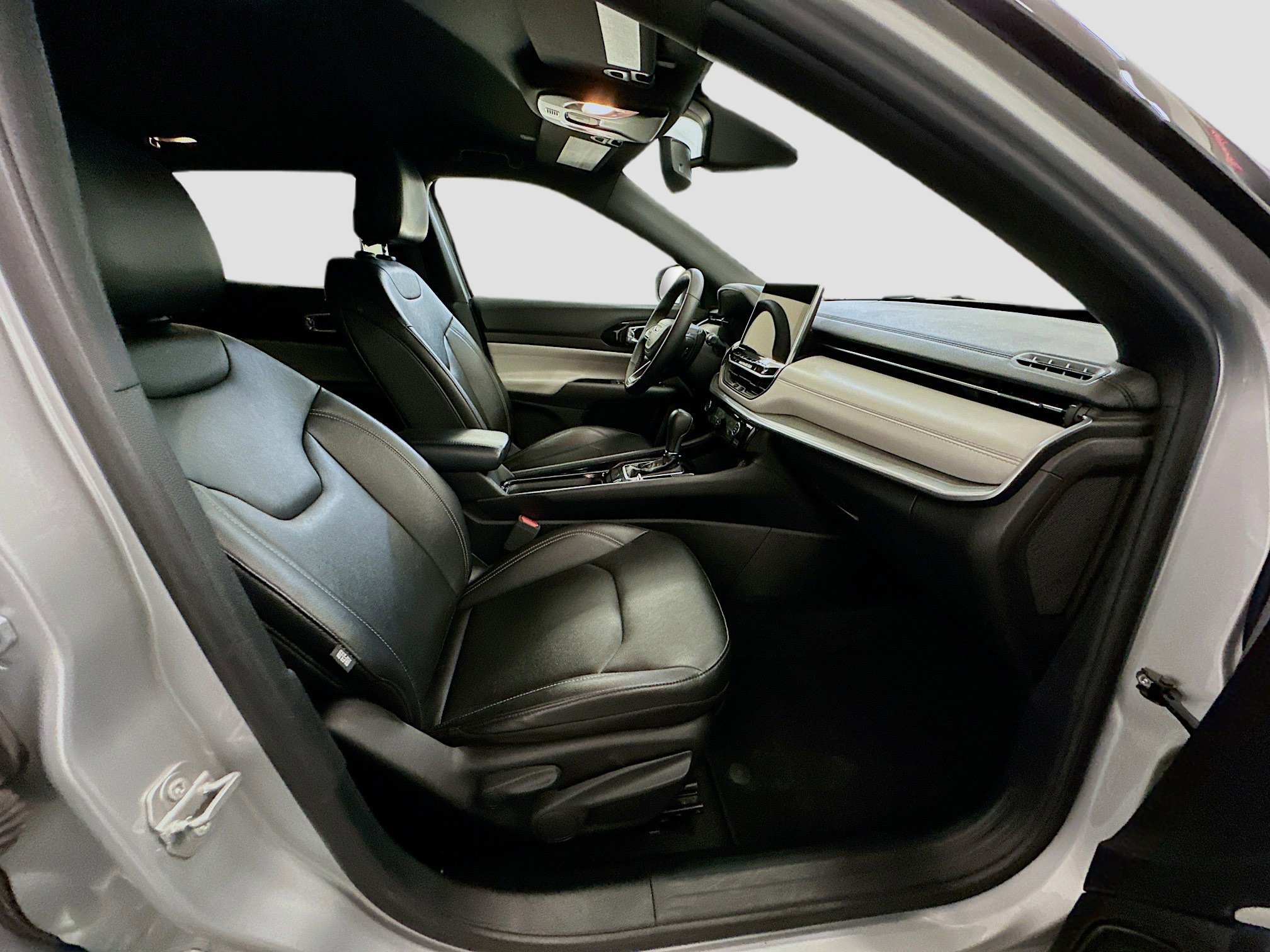 Used 2025 Jeep Compass Limited image 31