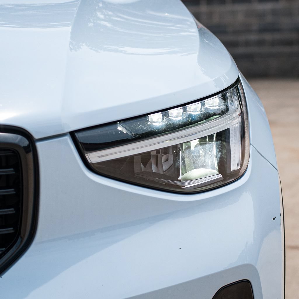 Certified 2024 Volvo XC40 B5 Core AWD/4WD image 3