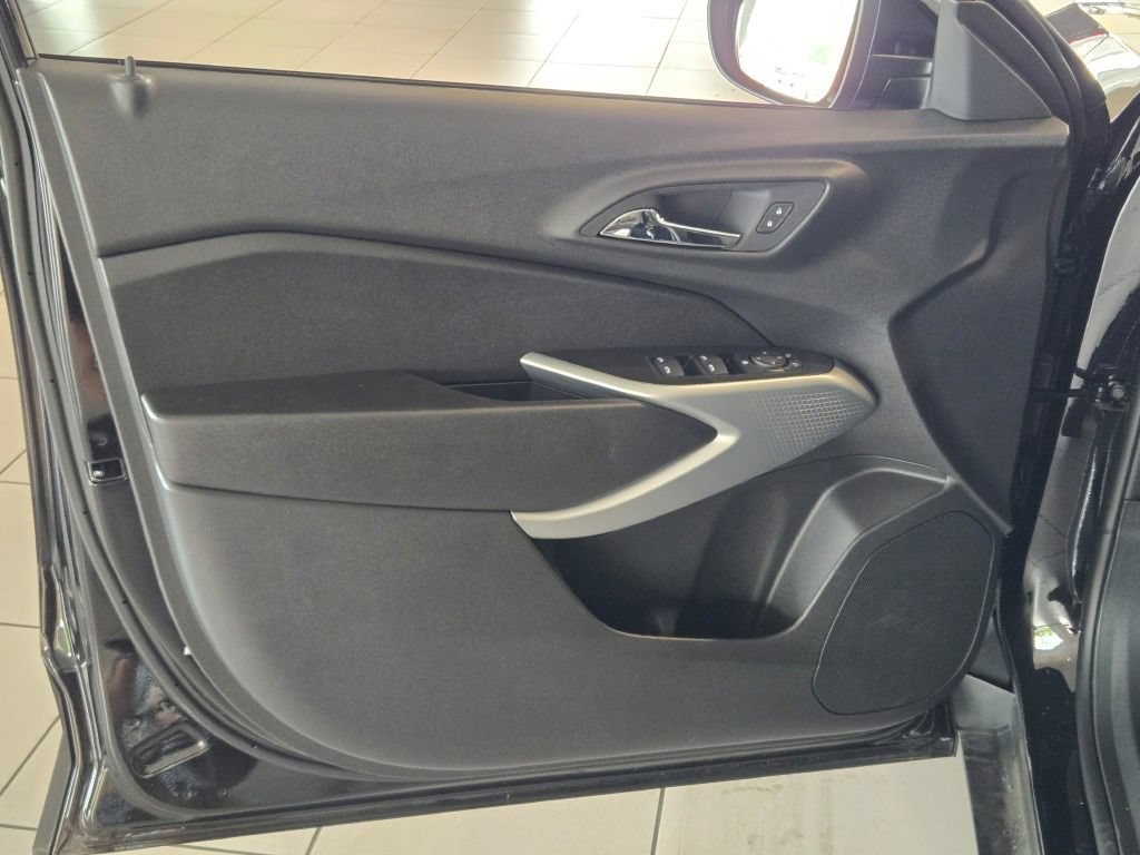 New 2026 Chevrolet Trax LS w/ LS Convenience Package FWD image 15