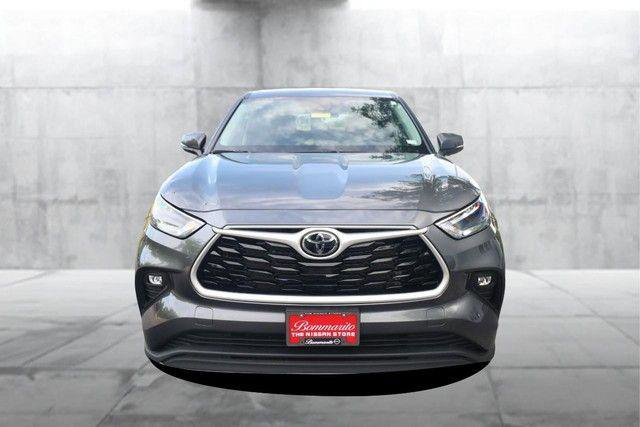 Used 2025 Toyota Highlander LE FWD image 4