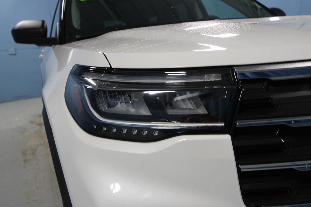 Used 2025 Ford Explorer Active AWD/4WD image 39