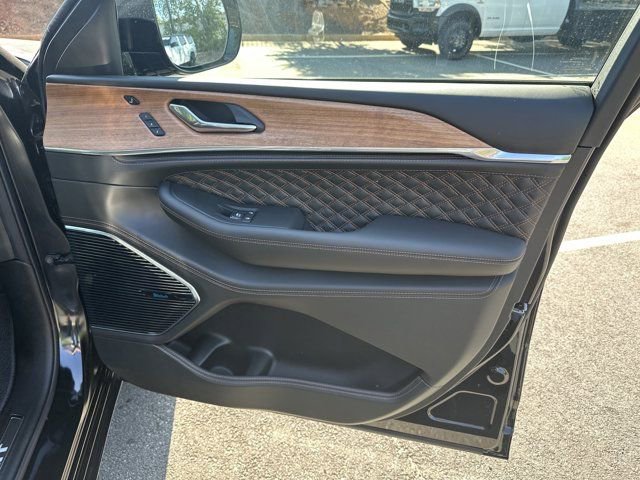 New 2025 Jeep Grand Cherokee Summit image 14