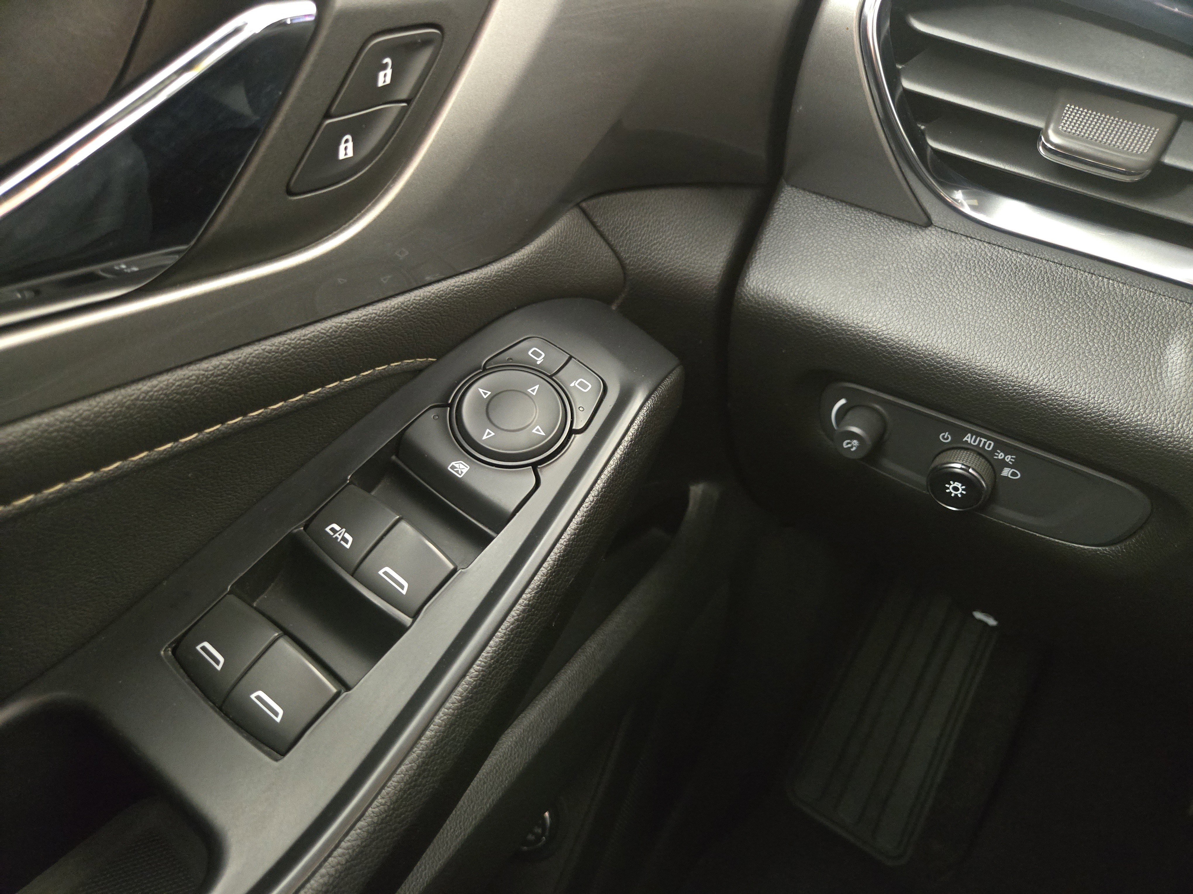 Certified 2023 Chevrolet Traverse LT w/ LPO, Floor Liner Package FWD image 29