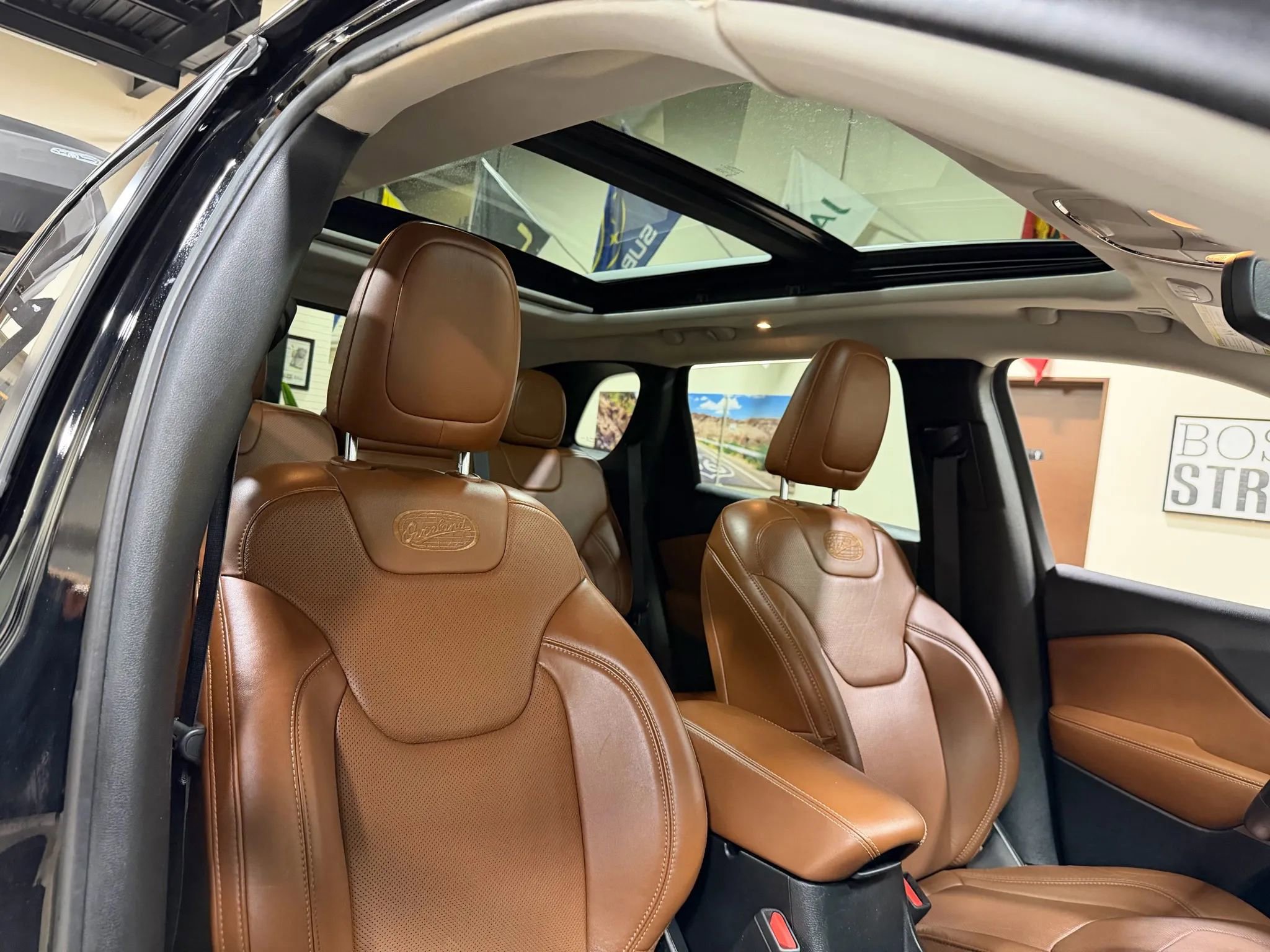 Used 2019 Jeep Cherokee Overland w/ Technology Group image 43