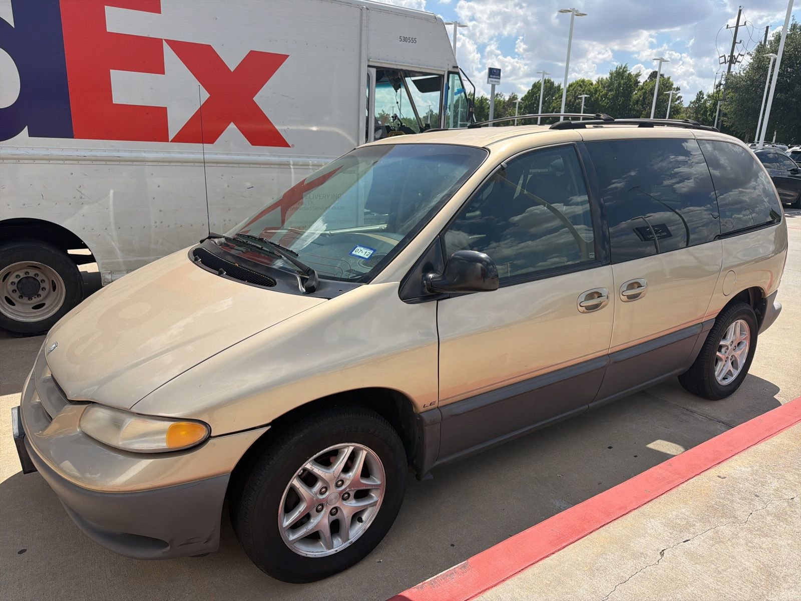 Used 1998 Dodge Caravan LE image 2