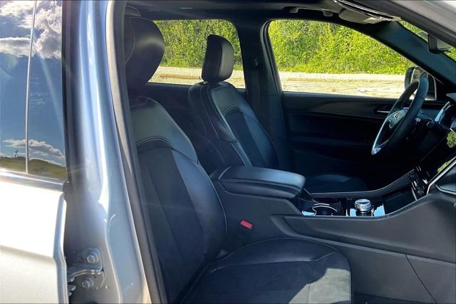 Used 2023 Jeep Grand Cherokee L Laredo AWD/4WD image 7