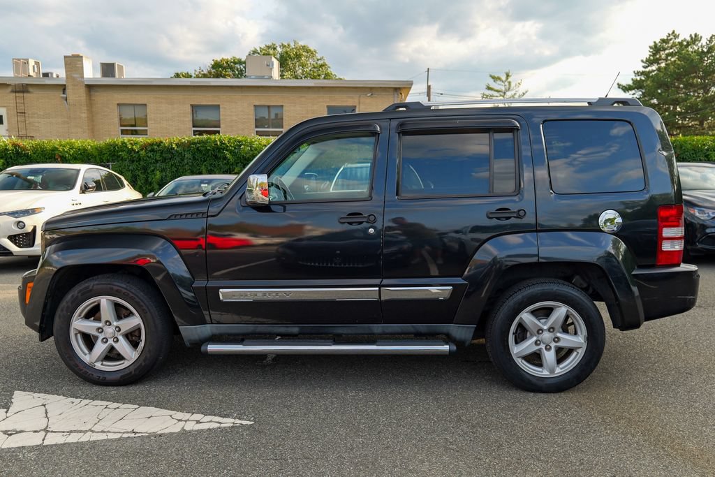 Used 2011 Jeep Liberty Limited w/ Chrome Accents Group AWD/4WD image 4