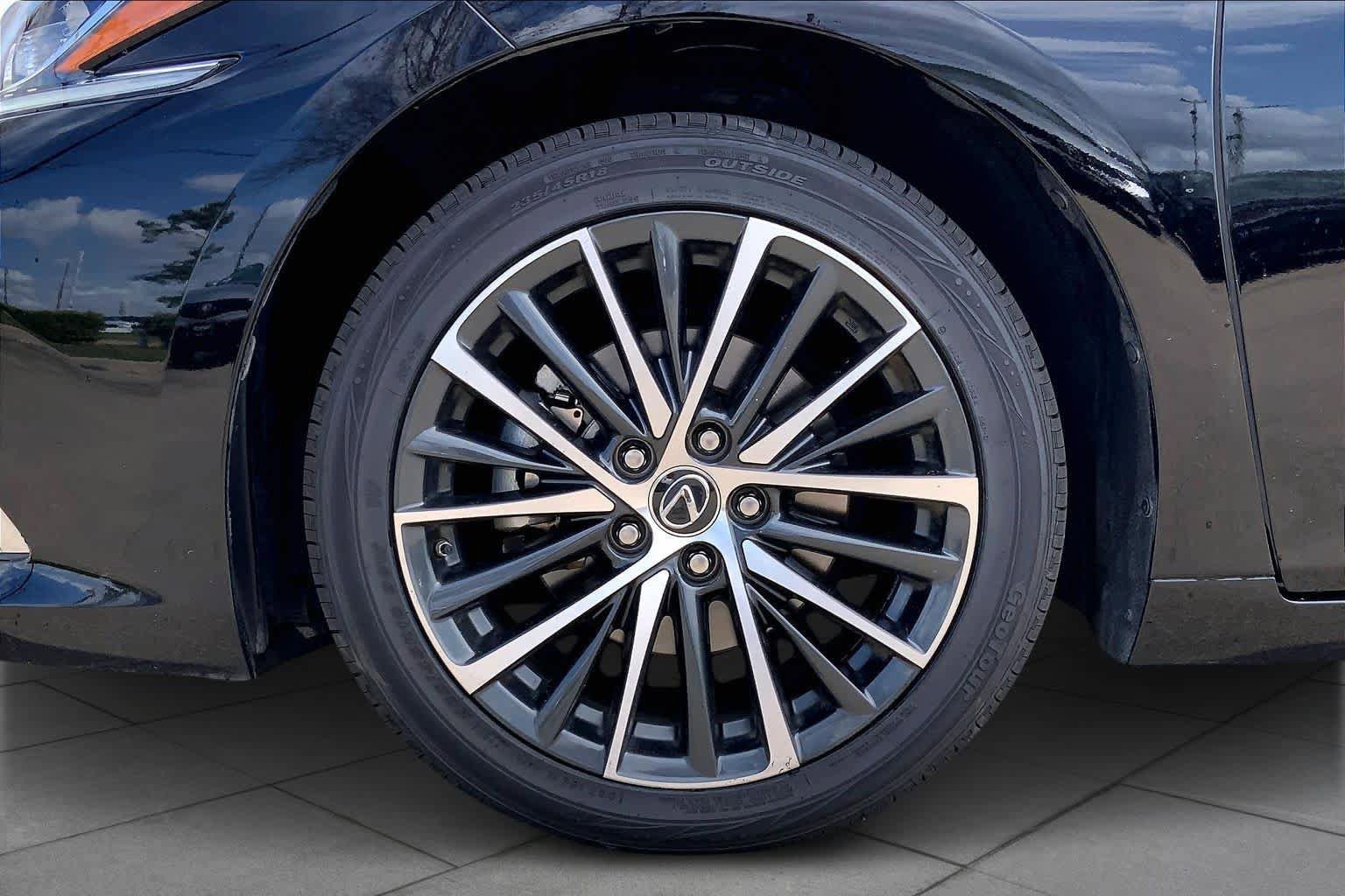 Used 2024 Lexus ES 350 w/ Premium Package FWD image 17