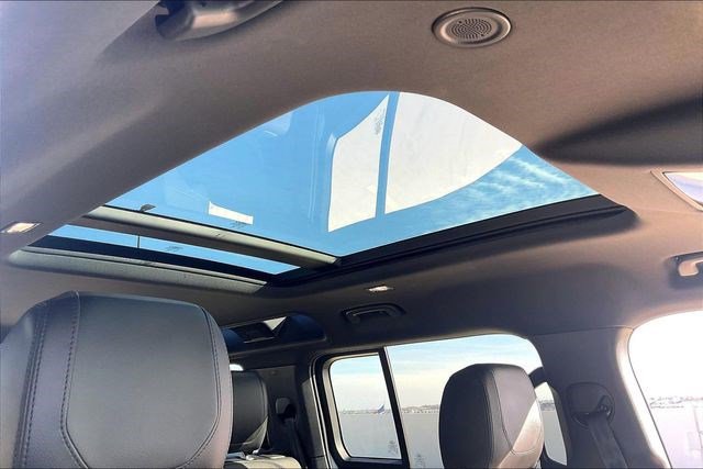 Used 2024 Land Rover Defender 110 X-Dynamic SE image 27