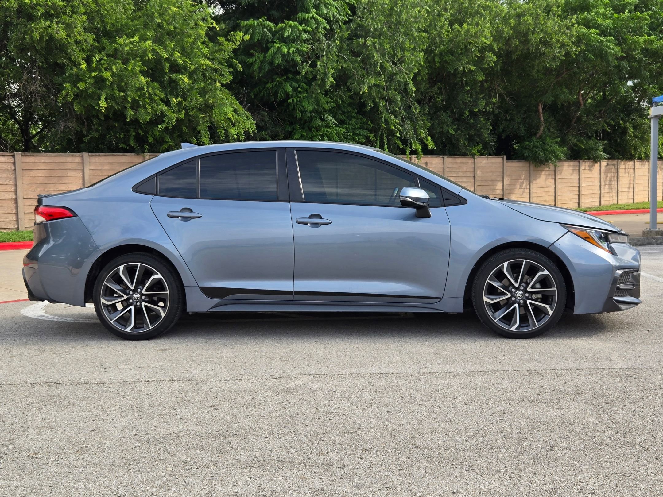 Used 2022 Toyota Corolla SE FWD image 2