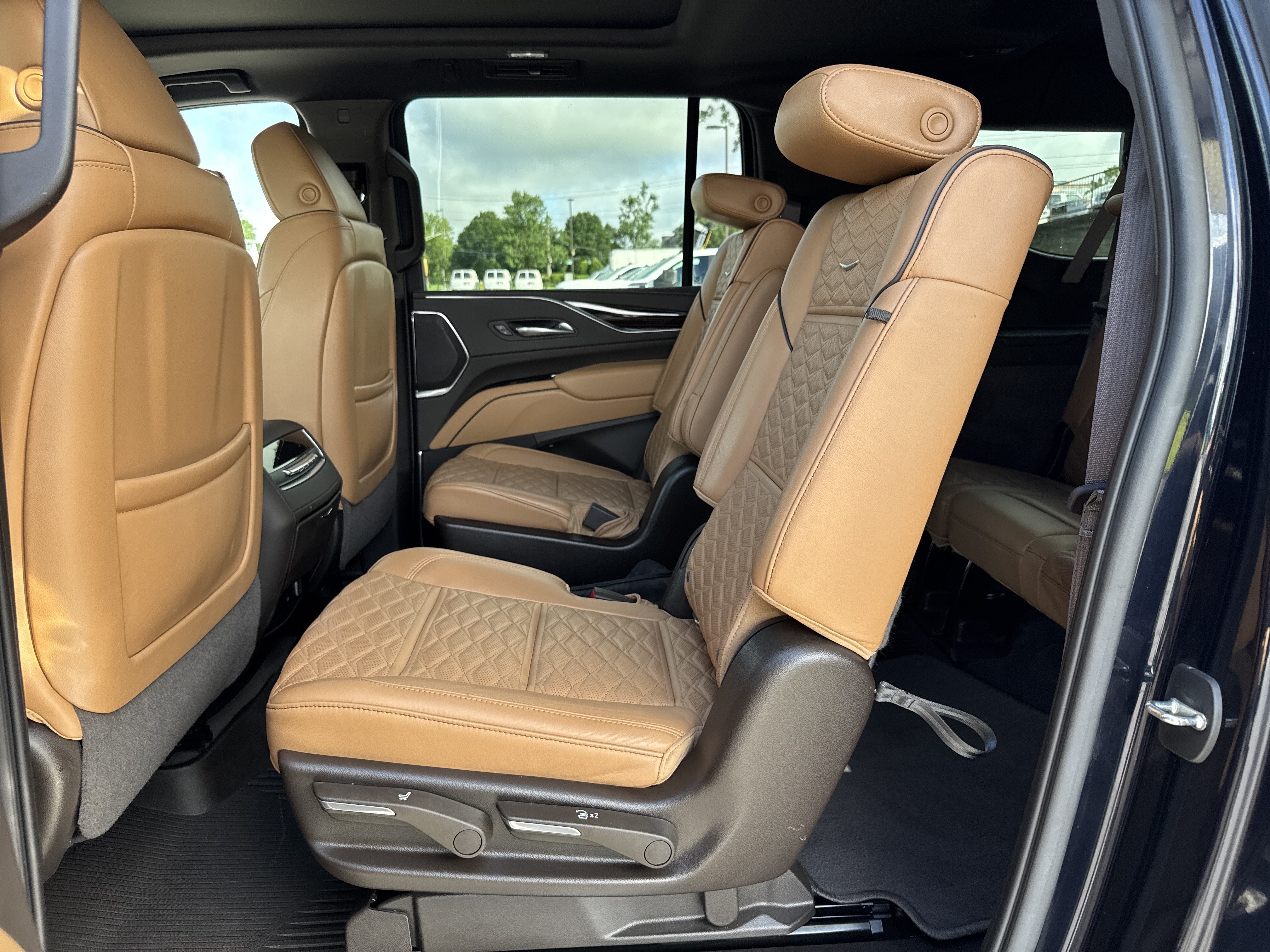 Used 2022 Cadillac Escalade ESV Premium Luxury w/ Performance Package AWD/4WD image 31