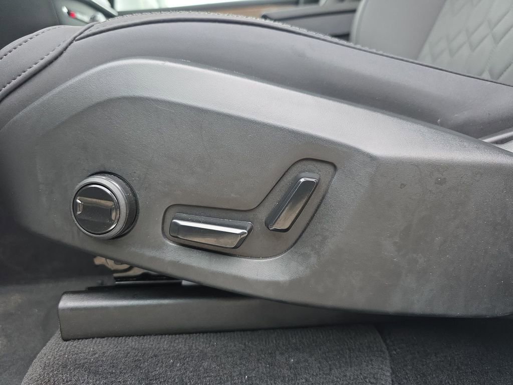 Certified 2025 Volvo XC90 B6 Plus image 33