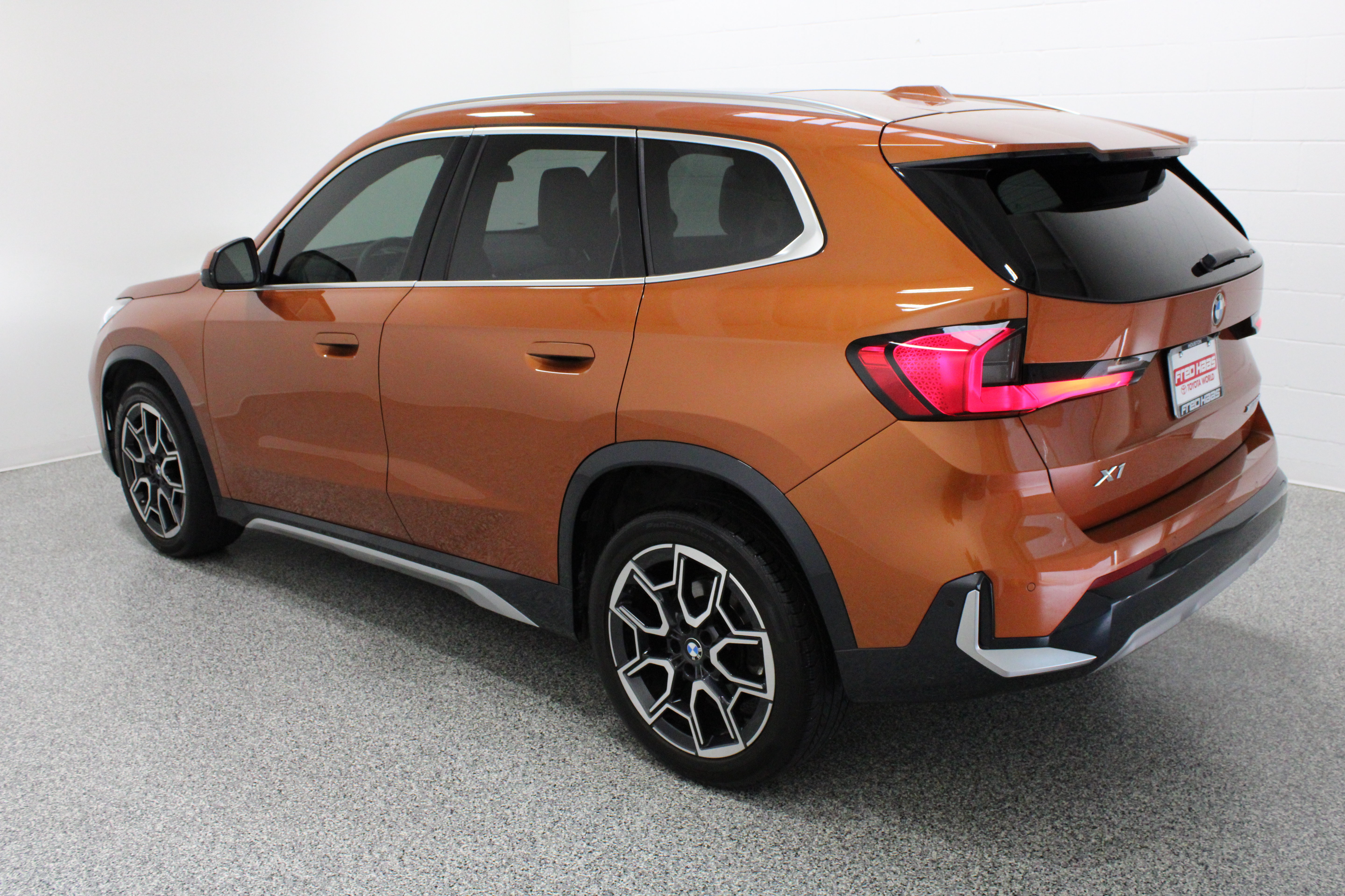Used 2025 BMW X1 xDrive28i w/ Technology Package AWD/4WD image 9