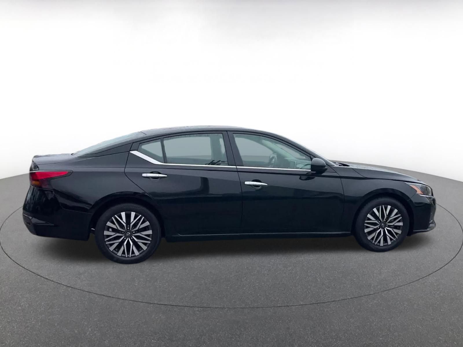 Used 2025 Nissan Altima 2.5 SV FWD image 16