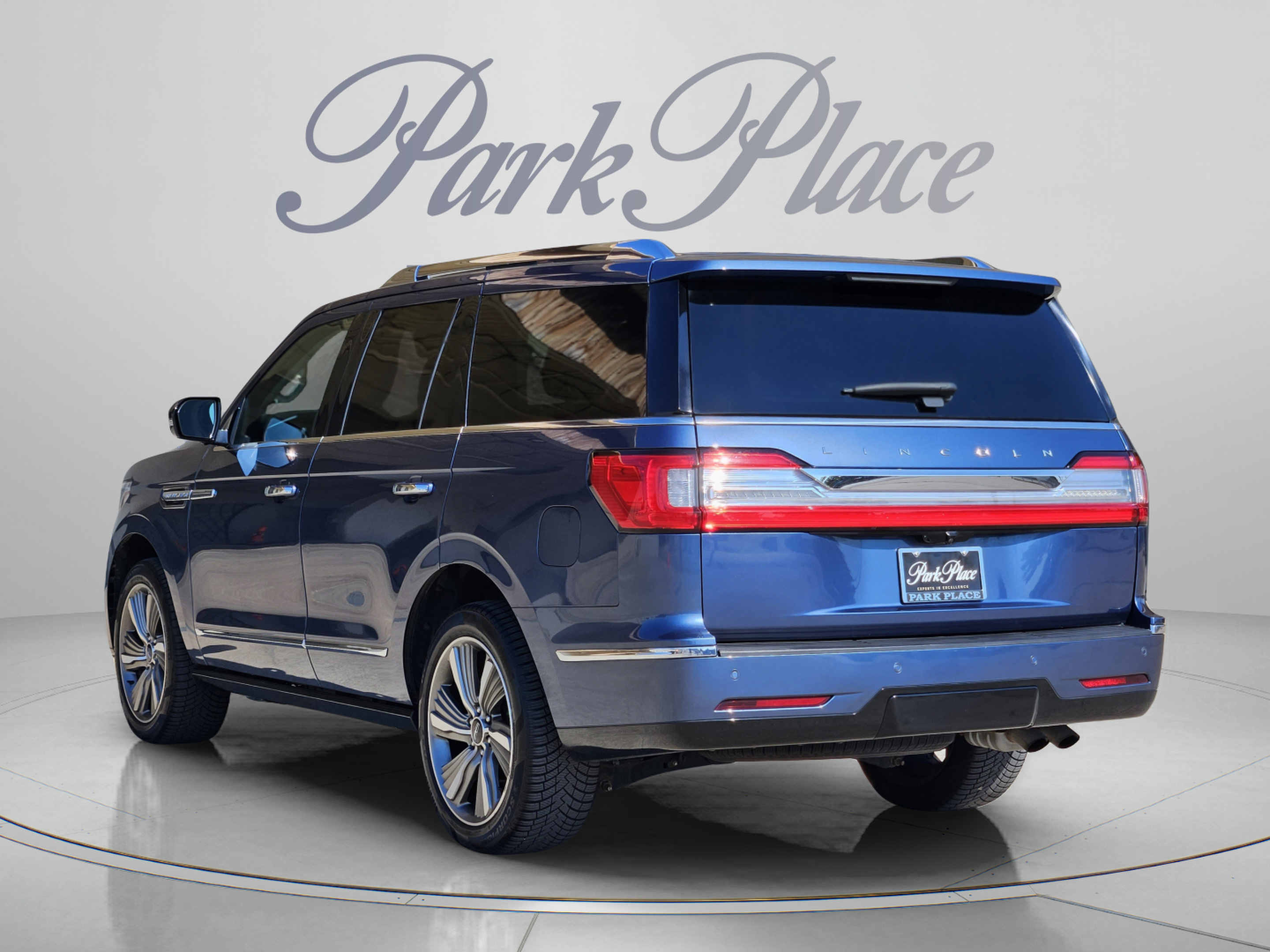 Used 2018 Lincoln Navigator Reserve AWD/4WD image 3