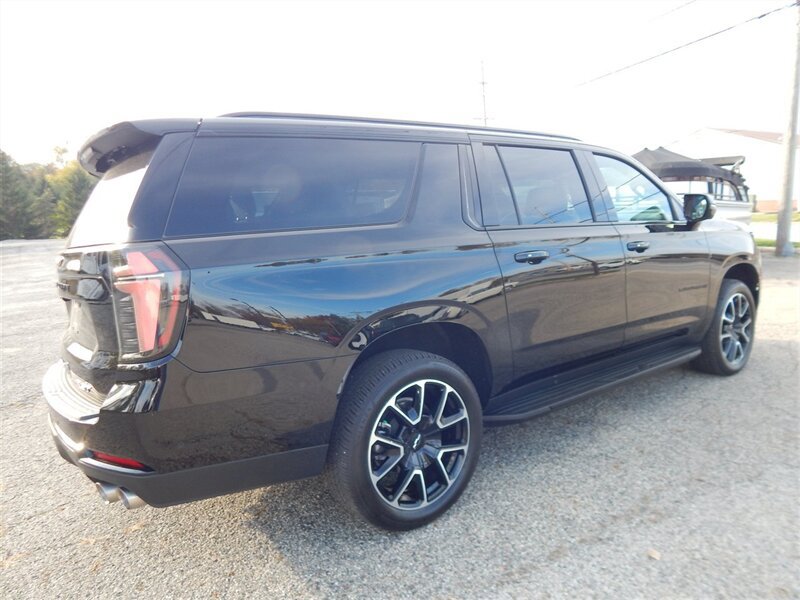 Used 2026 Chevrolet Suburban RST w/ RST Capability Package AWD/4WD image 8
