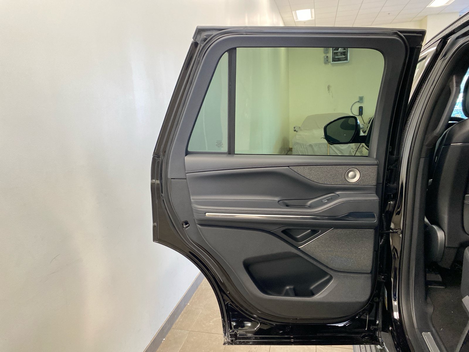 New 2026 Lincoln Navigator Reserve w/ Jet Appearance Package AWD/4WD image 11