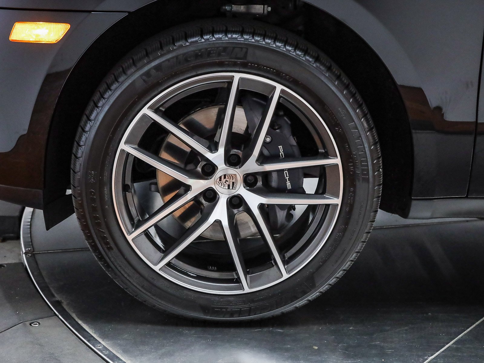 Certified 2025 Porsche Macan AWD/4WD image 10