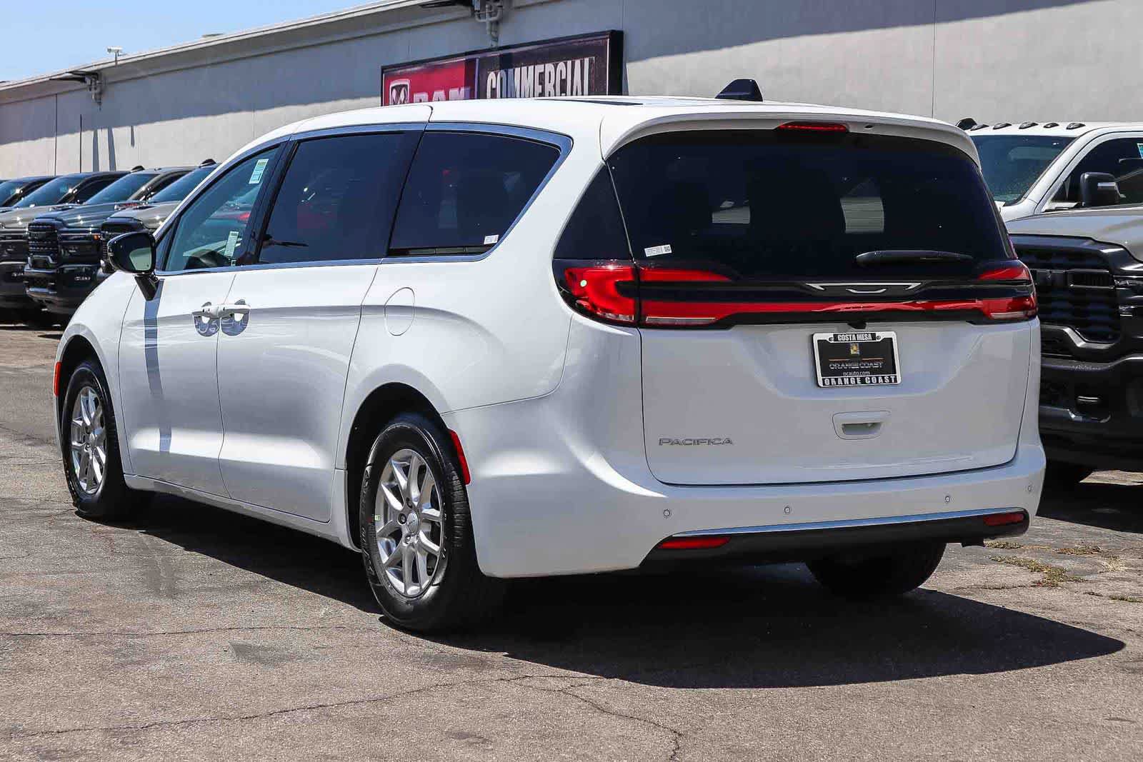 New 2027 Chrysler Pacifica Select FWD image 6