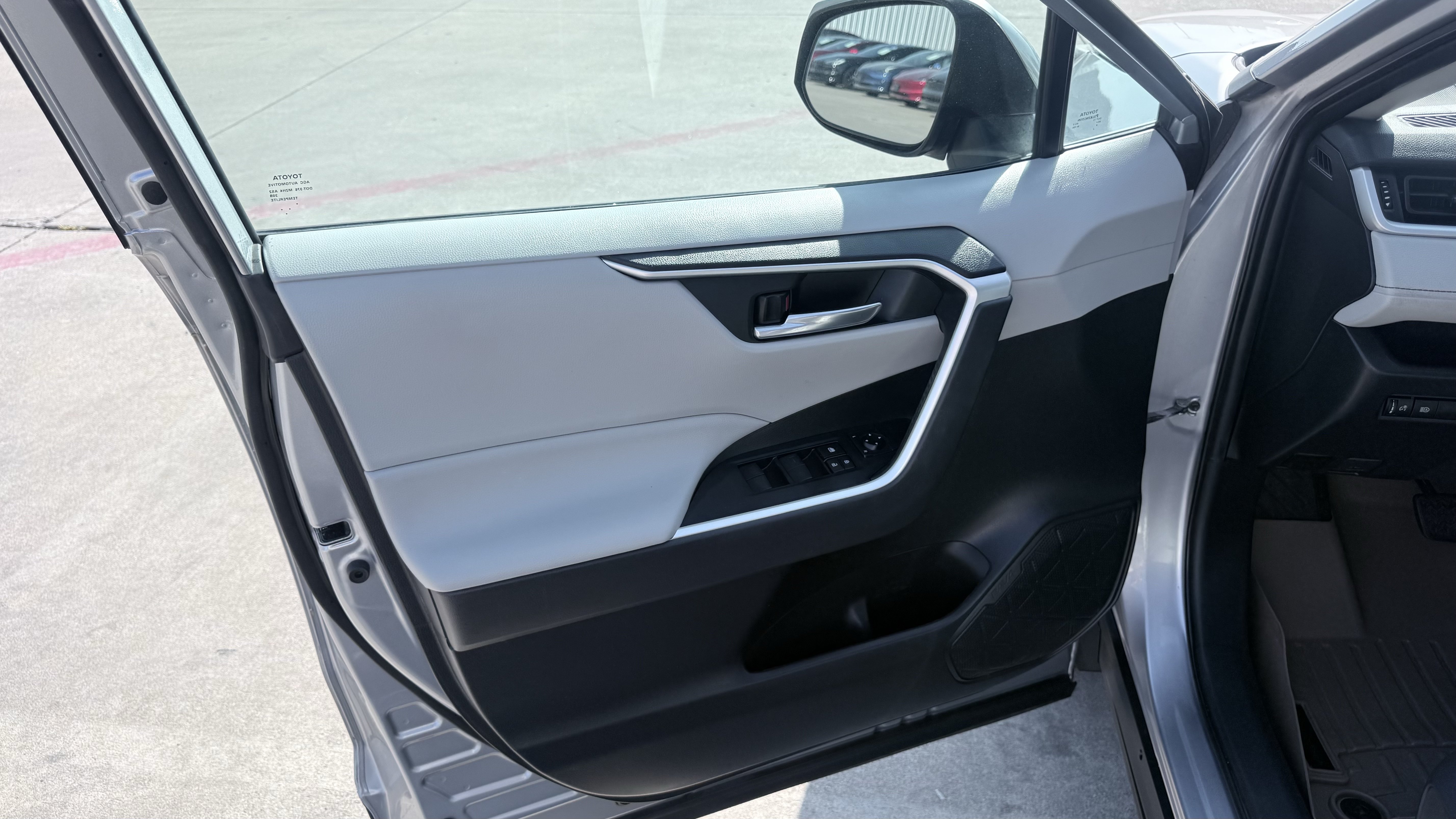 Used 2021 Toyota RAV4 XLE AWD/4WD image 16