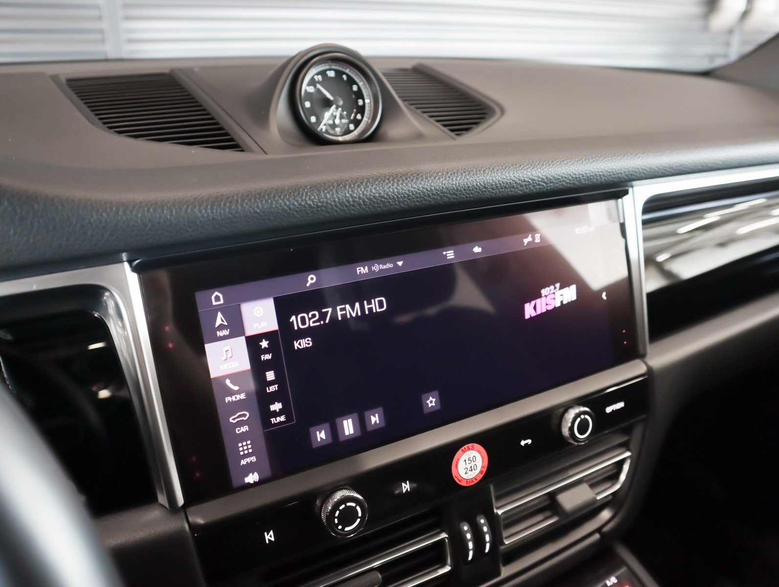 Certified 2024 Porsche Macan AWD/4WD image 20