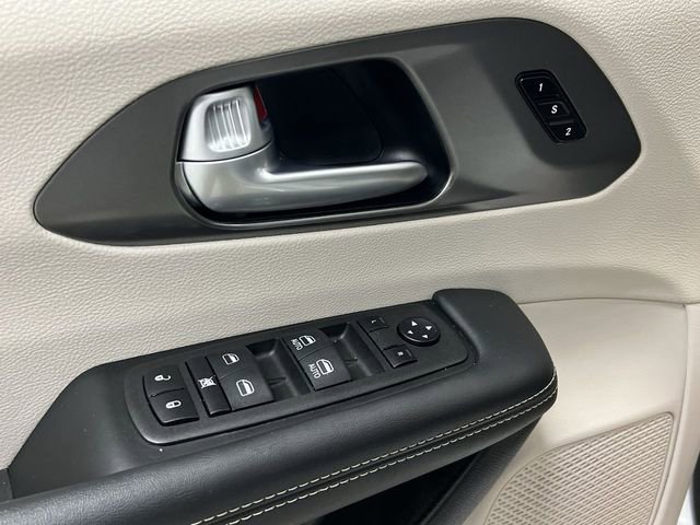 Used 2024 Chrysler Pacifica Touring-L FWD image 22