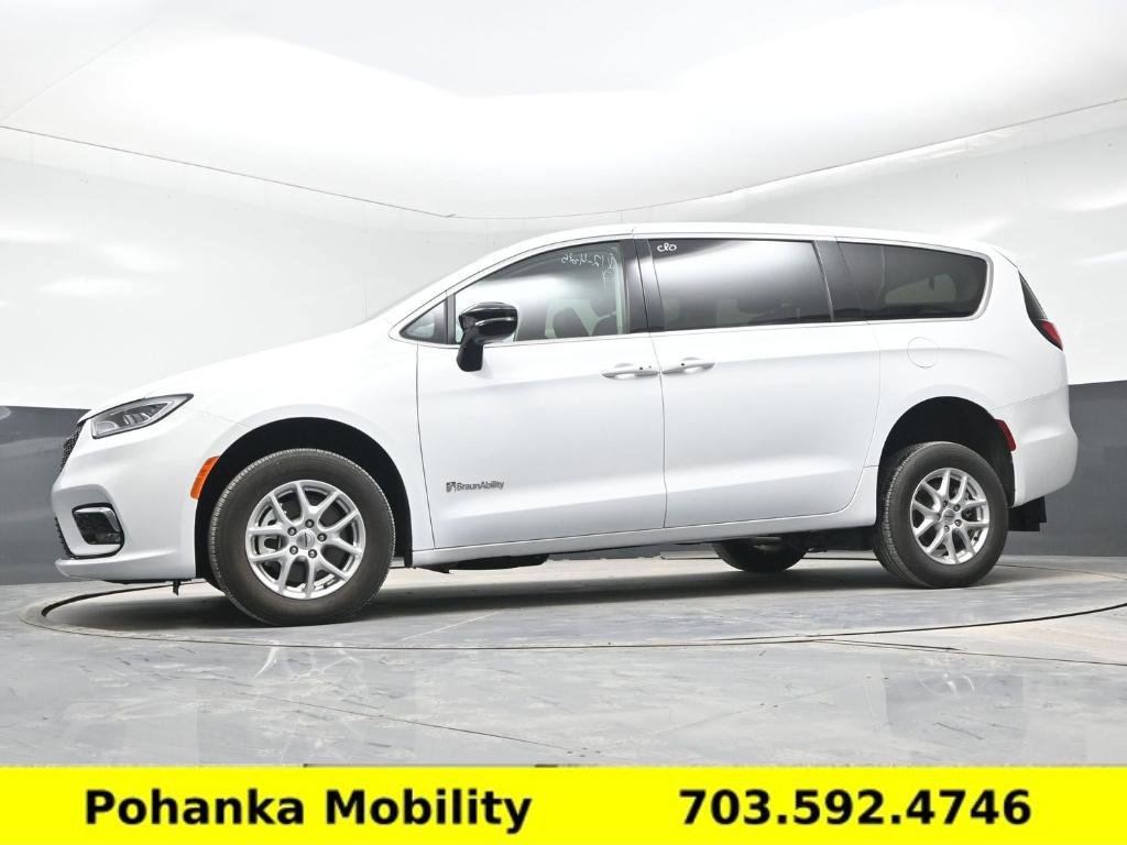 Used 2024 Chrysler Pacifica Touring-L image 14