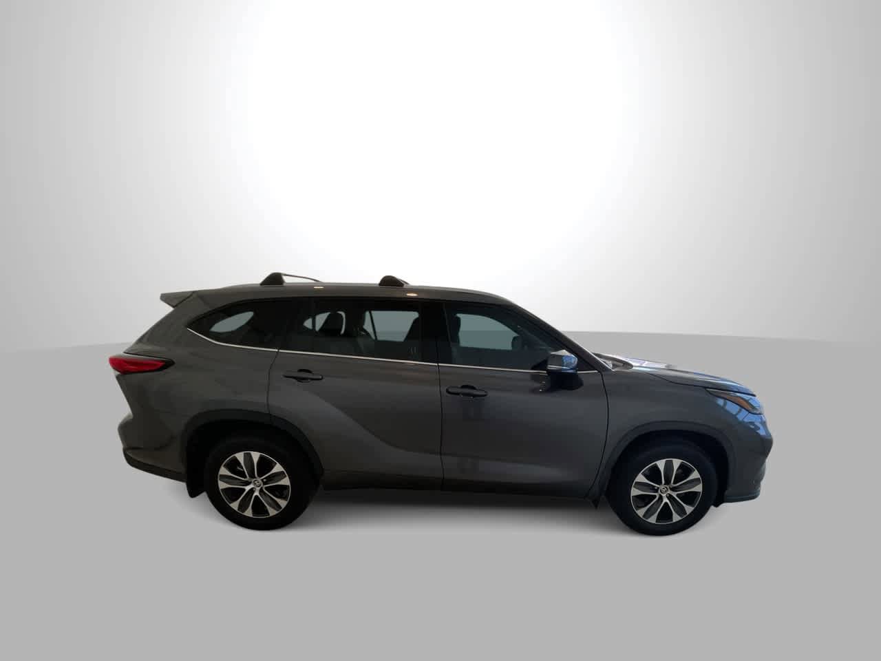 Used 2022 Toyota Highlander XLE AWD/4WD image 9