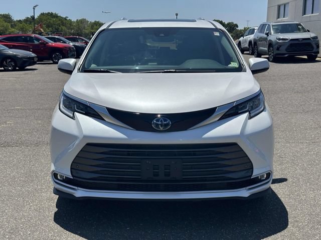 Used 2023 Toyota Sienna Limited AWD/4WD image 2