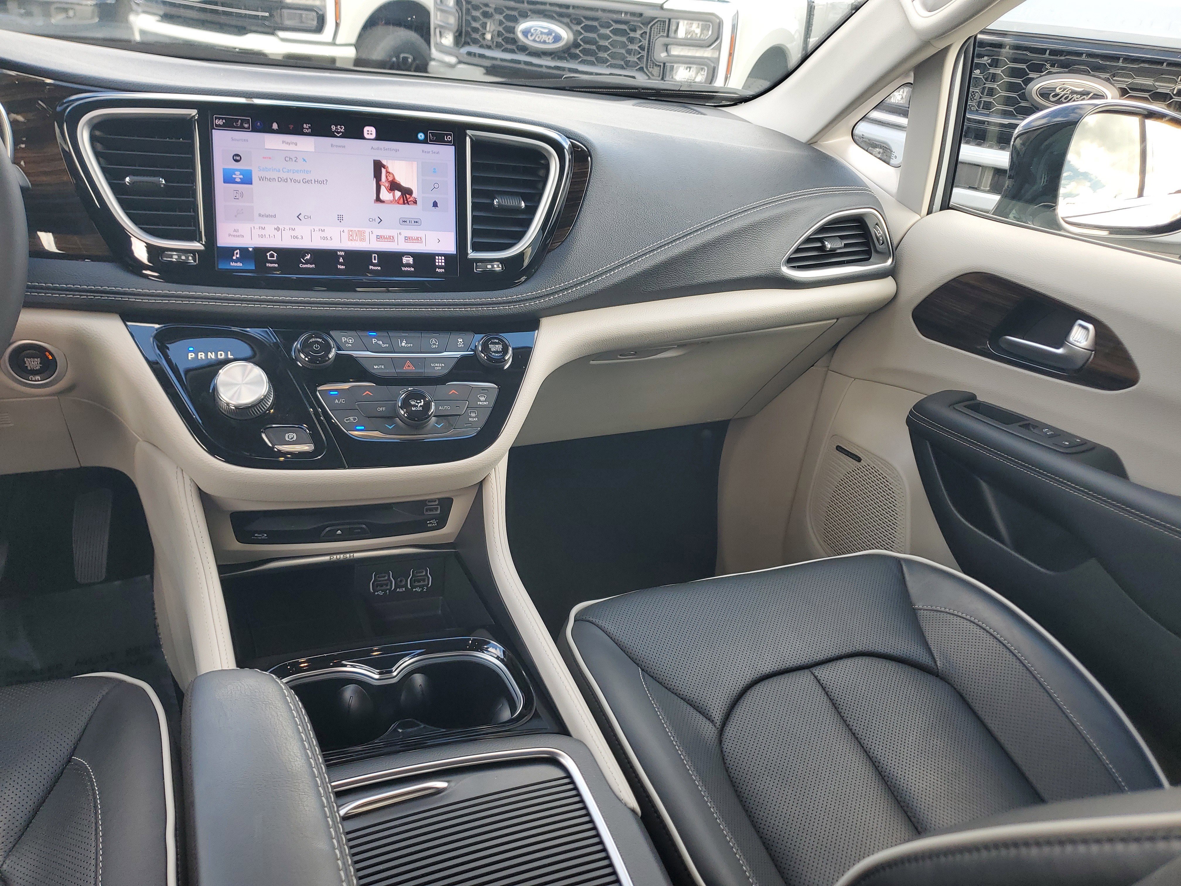 Used 2023 Chrysler Pacifica Limited w/ Uconnect Theater Family Group image 21