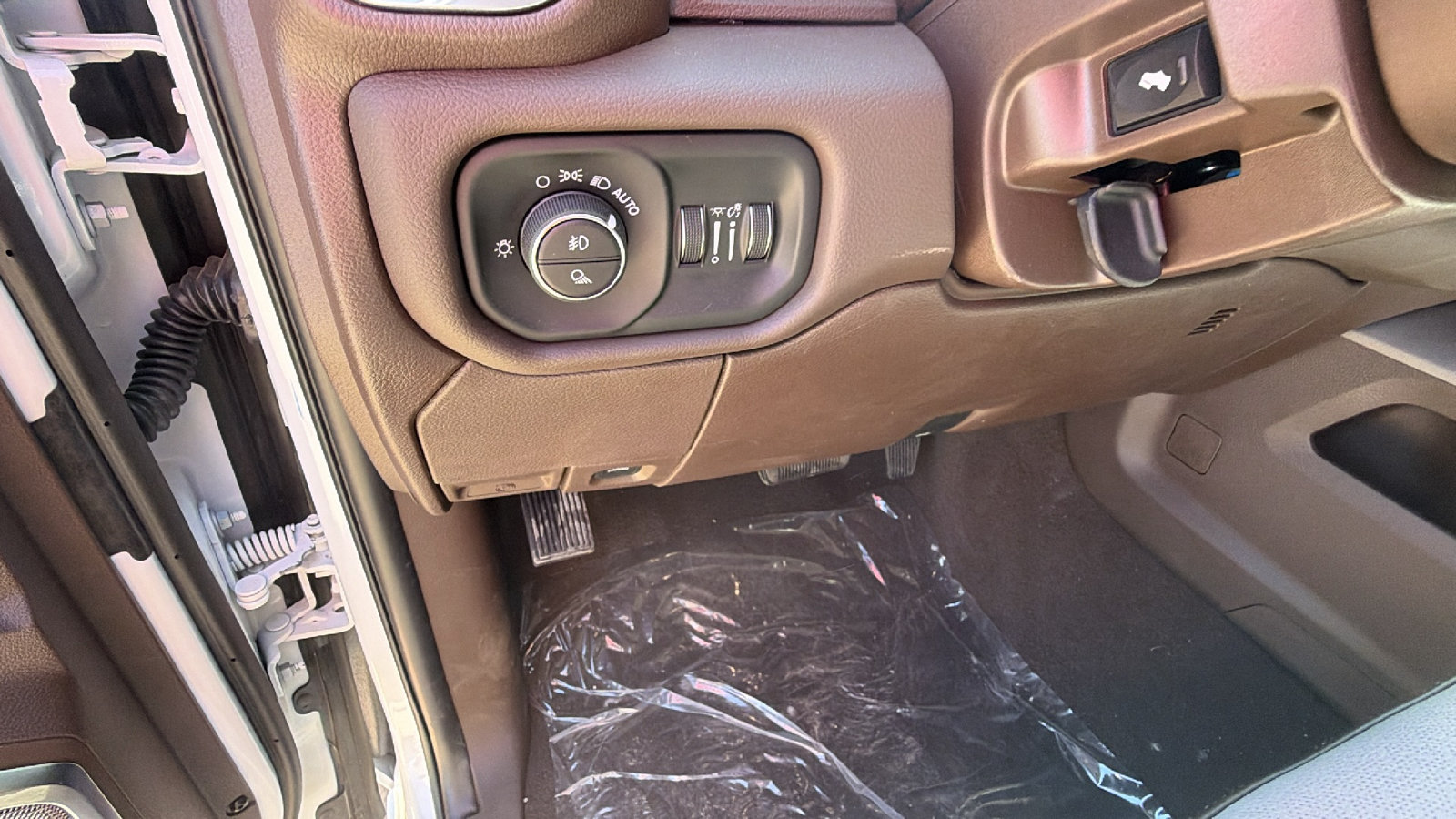New 2026 RAM 2500 Laramie AWD/4WD image 21