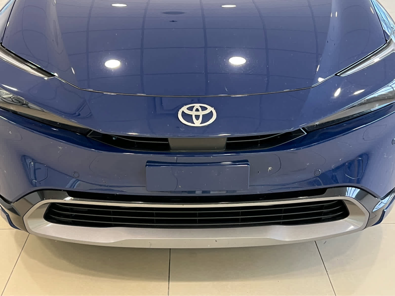 Used 2023 Toyota Prius XLE AWD/4WD image 2