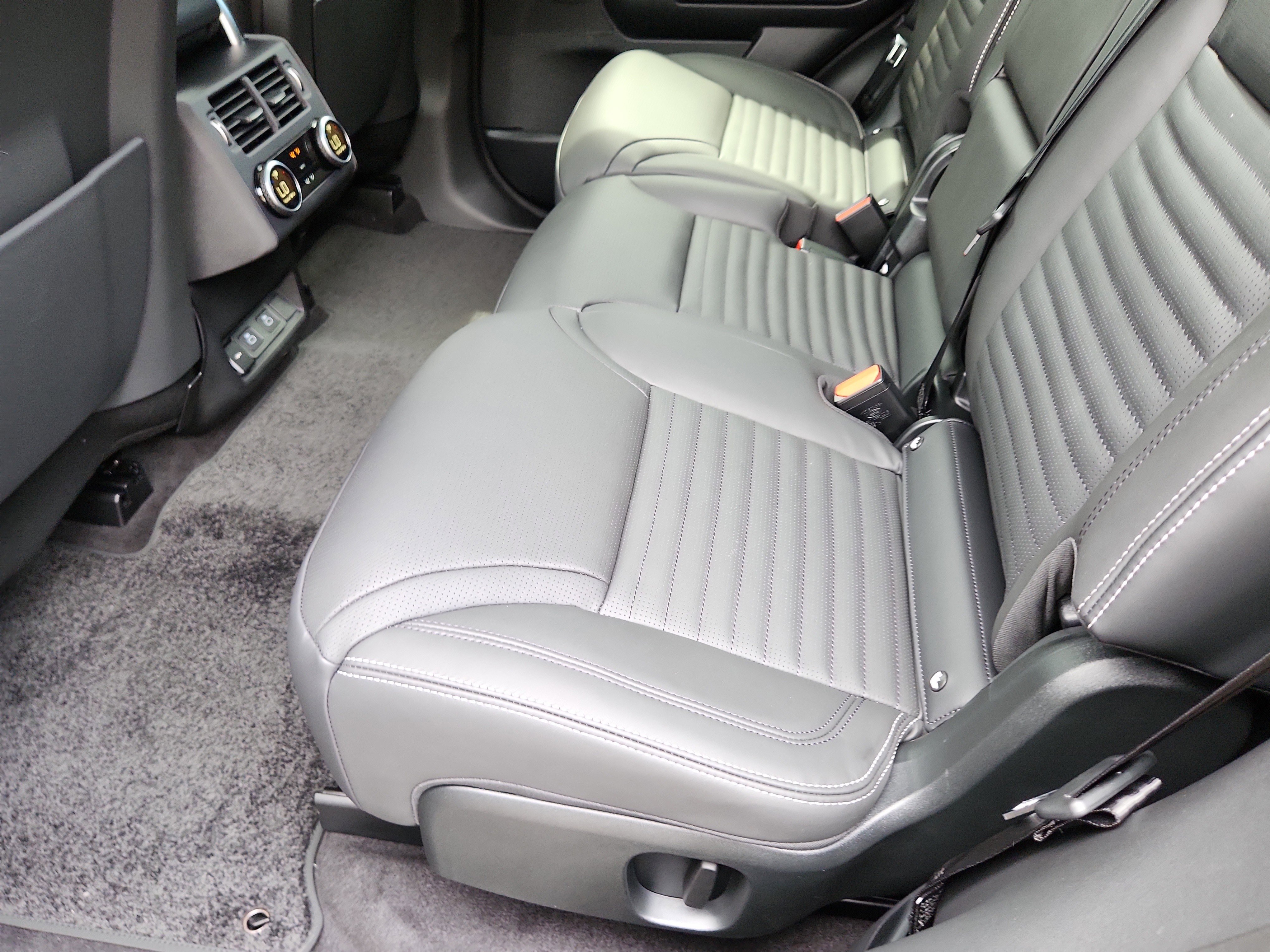 New 2025 Land Rover Discovery Metropolitan Edition image 12
