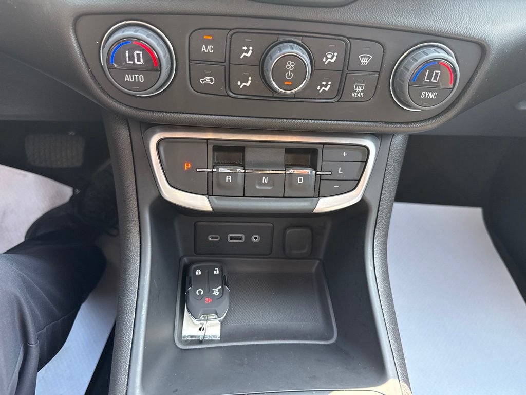Used 2024 GMC Terrain SLE w/ Driver Convenience Package FWD image 16
