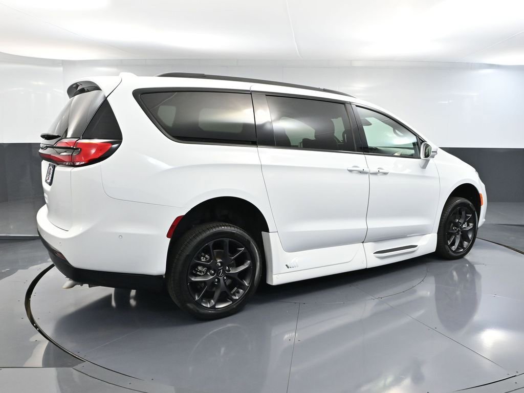 Used 2022 Chrysler Pacifica Touring-L w/ Uconnect Theater Family Group image 6