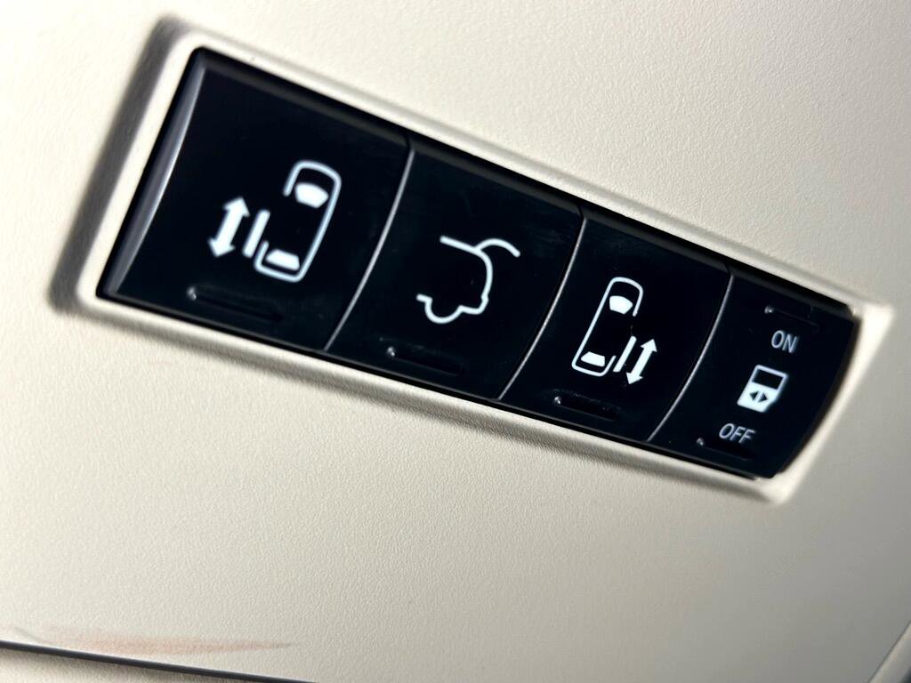 Used 2014 Chrysler Town & Country Touring image 23