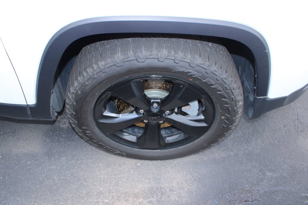 Used 2018 Jeep Cherokee Latitude w/ Altitude Package AWD/4WD image 4