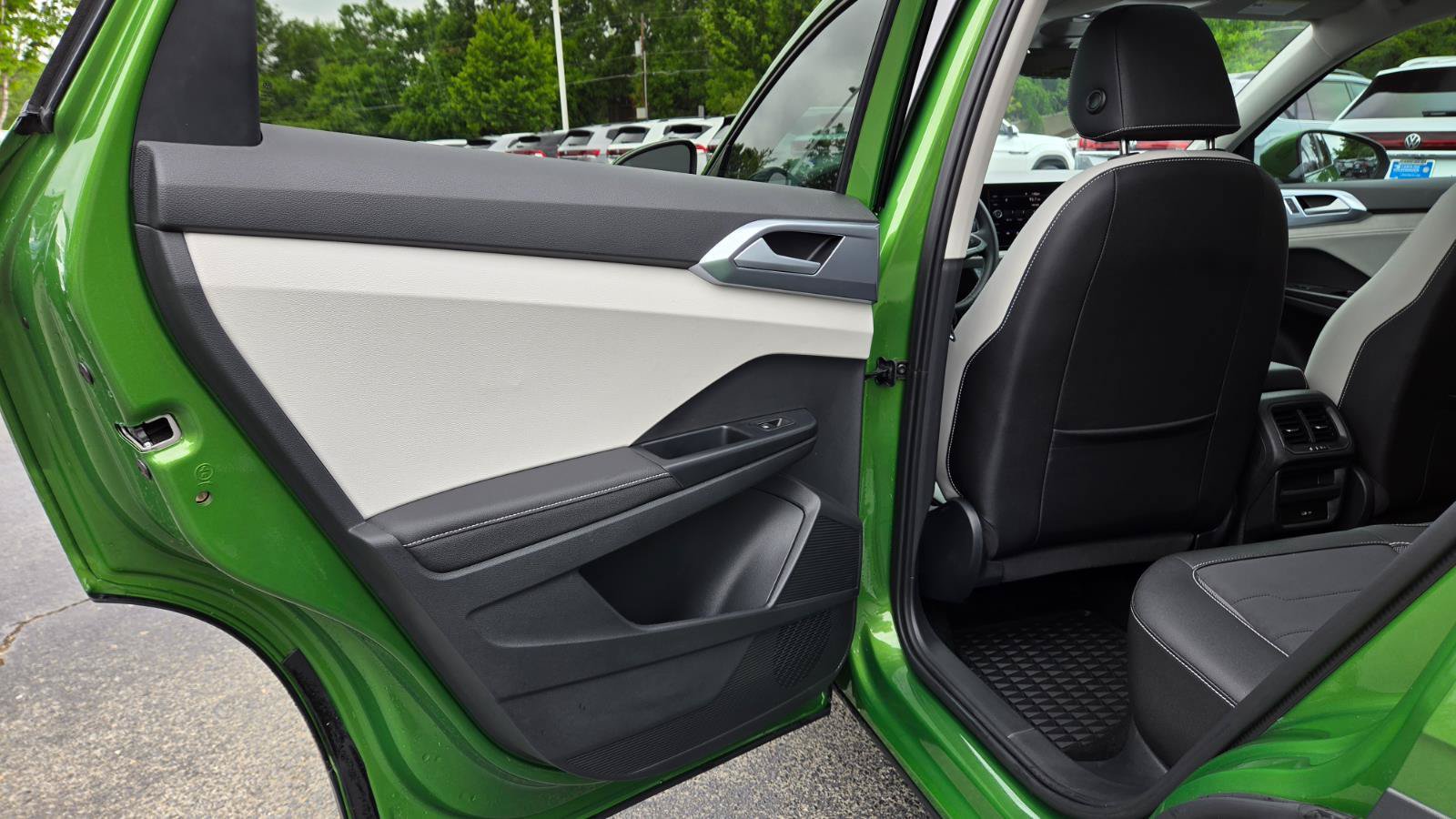 Certified 2025 Volkswagen Taos SE w/ Panoramic Sunroof Package FWD image 39