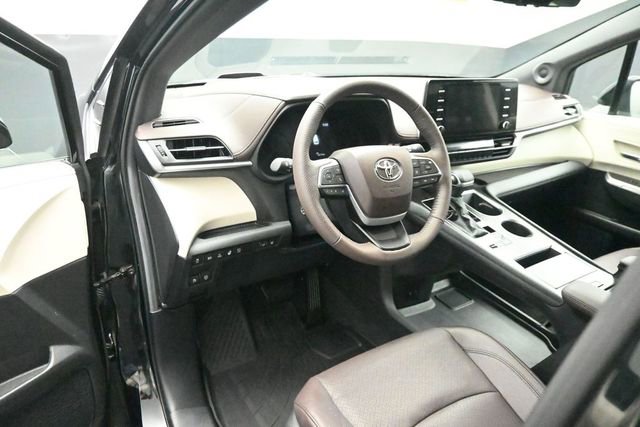Used 2024 Toyota Sienna Platinum AWD/4WD image 9